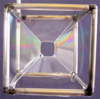 Une bulle prend la forme de la structure metallique carree mutidimensionnelle