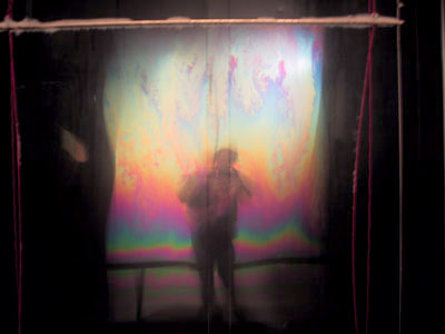 L'artiste s'enferme lui meme dans une gigantesque bulle formant un rideau de savon etire a l'infini 