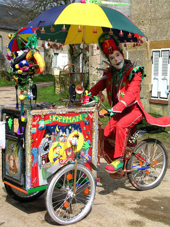 Cet artiste complet chante, mime, sculpte des ballons tout en laissant place a un beau monde imaginaire 