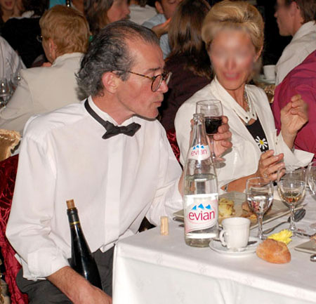Ce faux serveur goute du vin a table avec les clients pendant ce diner rempli de surprises