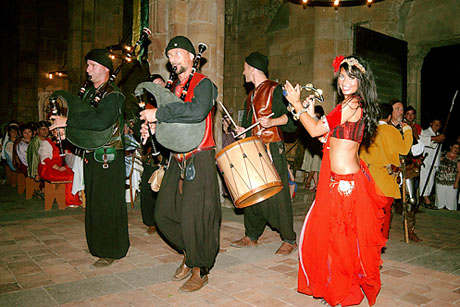 Les chanteurs du moyen dansent et chantent a l'interieur de l'eglise pour une animation nocturne