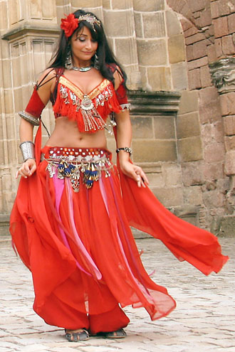 La danseuse arabo andalouse a elle seule est envoutante pour une animation medievale