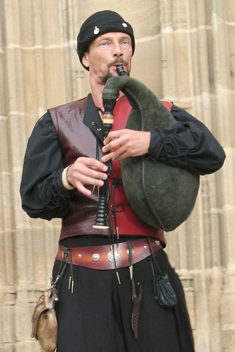 Le musicien joue de la cornemuse pour la fete medievale