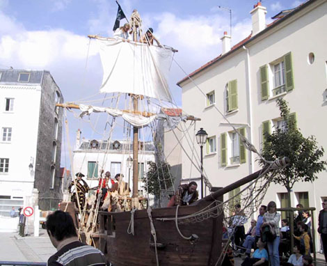 L'equipage est a bord du bateau pour un spectacle de pirates en pleine rue