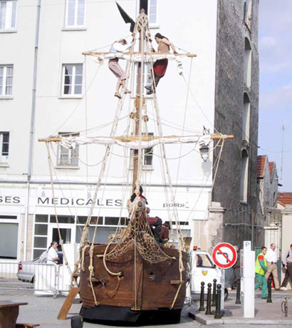 Deux membres de l'equipage se tiennent aux mats du bateau