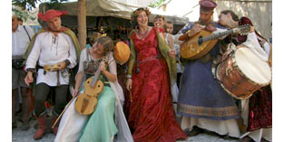Musiciens medievaux danseurs trouveres et troubadours en spectacle
