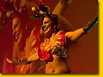 Une danseuse de samba sourit lors la batucada de nuit