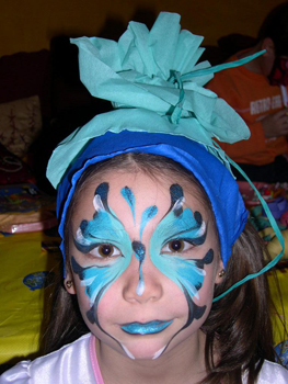 Une petite fille porte un super maquillage dans les tons bleus