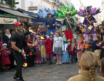 L'artiste jongle avec des torches enflamees devant un jeune public