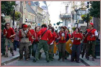 Les musiciens de la batucada avancent dans la rue