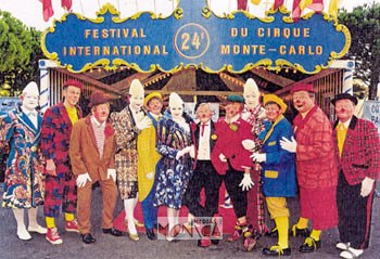 Groupe des clowns en folie devant le chapiteau du festival international du cirque de Monte carlo