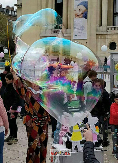 Clown et sa machine a bulles geantes