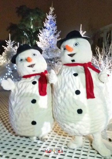 Mascotte bonhomme de neige en animation marché ou arbre de noel avec comedien
