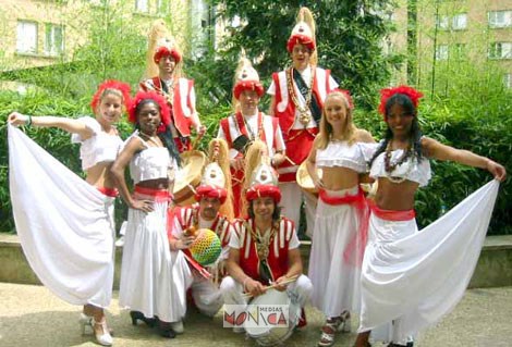 Des danseuses accompagnent les musiciens au sol et sur echasses pour les spectacles