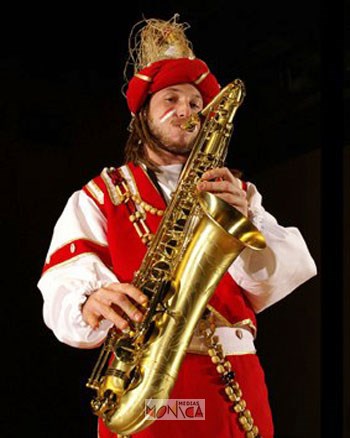 Ce musicien joue du saxophone sur des rythmes bresiliens chaleureux