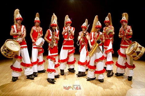 Huit musiciens costumes jouent des musiques festives venues du nordeste du bresil