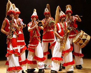 Une batucada fait vibrer la salle de spectacle avec des cuivres et des percussions