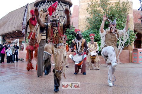 Des artistes chantent et dansent au rythme de l'afrique pour un spectacle exterieur dynamique 