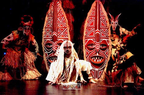 Des danseurs aux costumes colores sont sur scene pour un spectacle dedie a la culture africaine