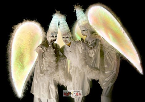 Anges echassiers blancs lumineux