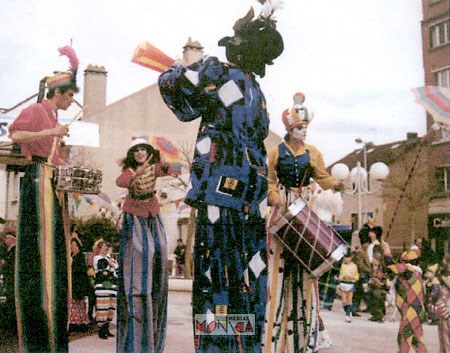 Les echassiers se remarquent facilement avec leurs costumes et leurs musiques festifs