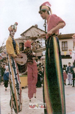 Les echassiers musiciens deambulent dans la rue tout en jouant de la musique sur un theme choisi