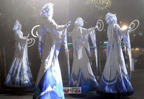 La compagnie des echassiers blancs reines des neiges de dos cloturent leur parade de Noel a la nuit tombee