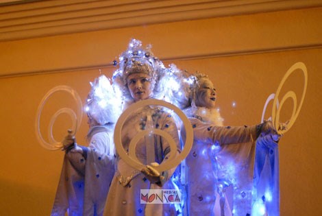 Les reines des neiges portent des costumes qui s'illuminent dans la nuit