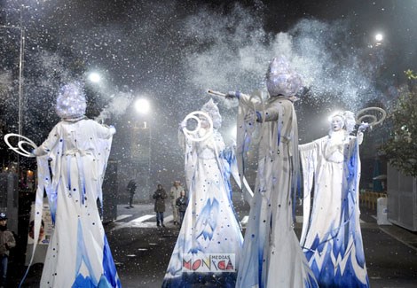 Les reines des neiges soupoudrent la rue de flocons de neige artificielle