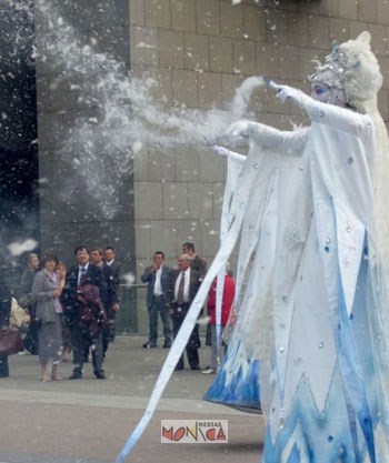 Les artistes des saintes de glace envoient de la neige en direction de spectateurs envoutes