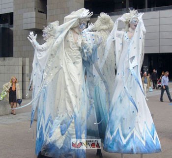 Les echassieres reines de glace paradent pour un spectacle doux et raffraichissant