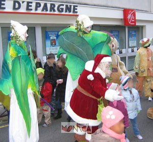 Le pere noel et ses lutins sur echasses deambulent en centre ville