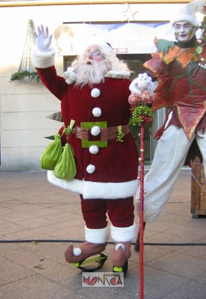 Le pere noel monte sur ressort s'exclame pour annoncer son arrivee avec son lutin