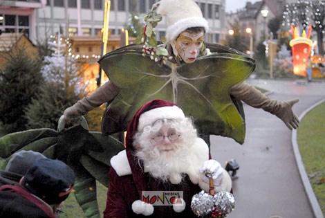 Le pere noel et son maxin lutin vont ecouter les voeux d'un enfant