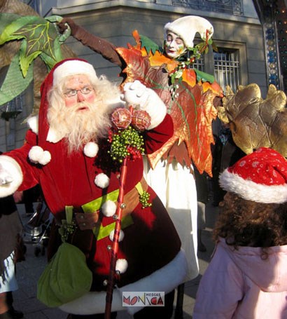 Le pere noel tient fermement sa canne de noel suivi par un lutin feuille