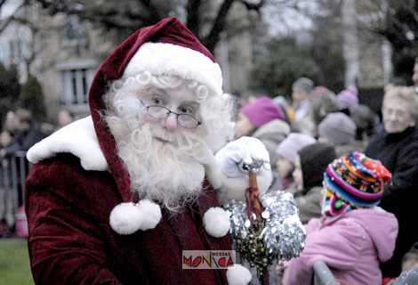 Le pere noel se balade dans la rue autour du public 