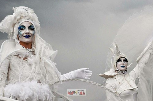 Les anges echassieres en blanc du theatre de rue