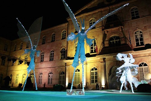 Les echassiers blancs lumineux Noel de la parade des jouets