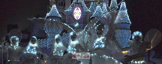 La feerique parade des Jouets blancs lumineux de Noel illumine la ville un soir de fete
