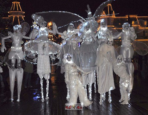 Echassiers blancs lumineux en parade nocturne : les Jouets de Noel