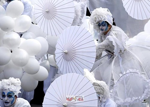 Les echassiers blancs lumineux vénitiens des gondoles celestes