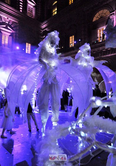 Les echassiers blancs entre ombres et lumieres en spectacle de rue