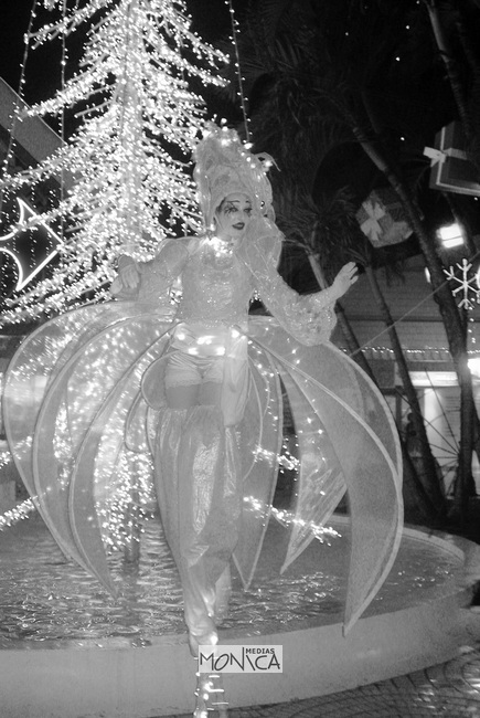 Fee lumiseuse sur echasses du Noel en blanc