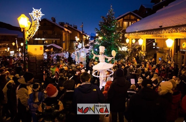 Parade lumineuse de Noel de la reine des neiges et fees blanches de glace