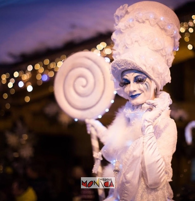 La reine des neiges echassiere de noel immaculee et lumineuse