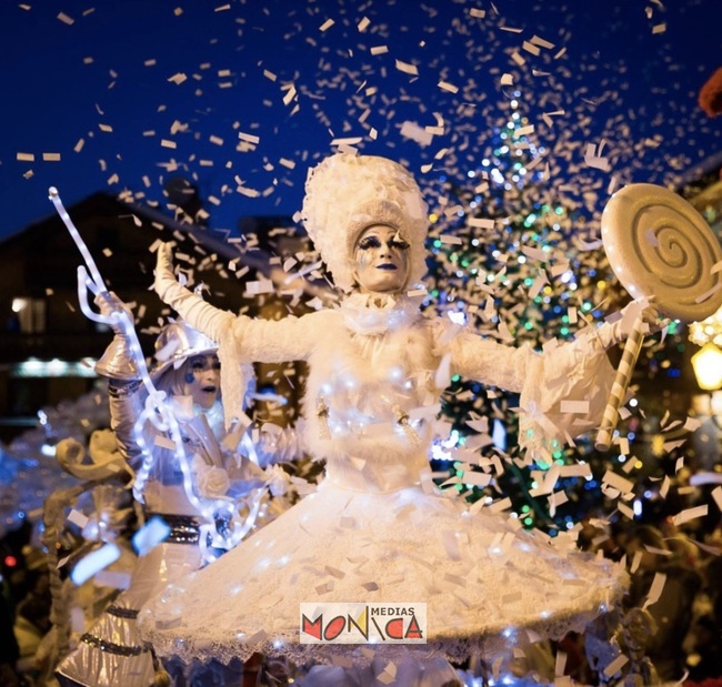 Reine des neiges sur échasses du Noel en blanc lumineux