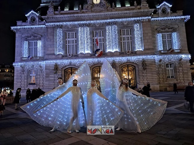 Ballet de papillons blancs lumineux deambulatoires de Noel