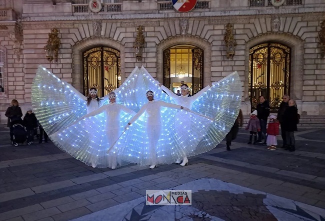 Fees danseuses blanches et lumineuses de Noel