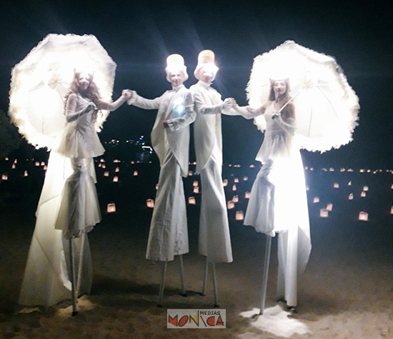 Echassiers blancs en costumes lumineux pour spectacle et nuit de fete