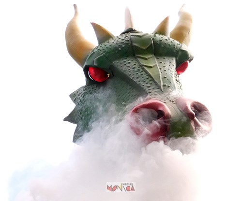dragon echassier crachant de la fumee